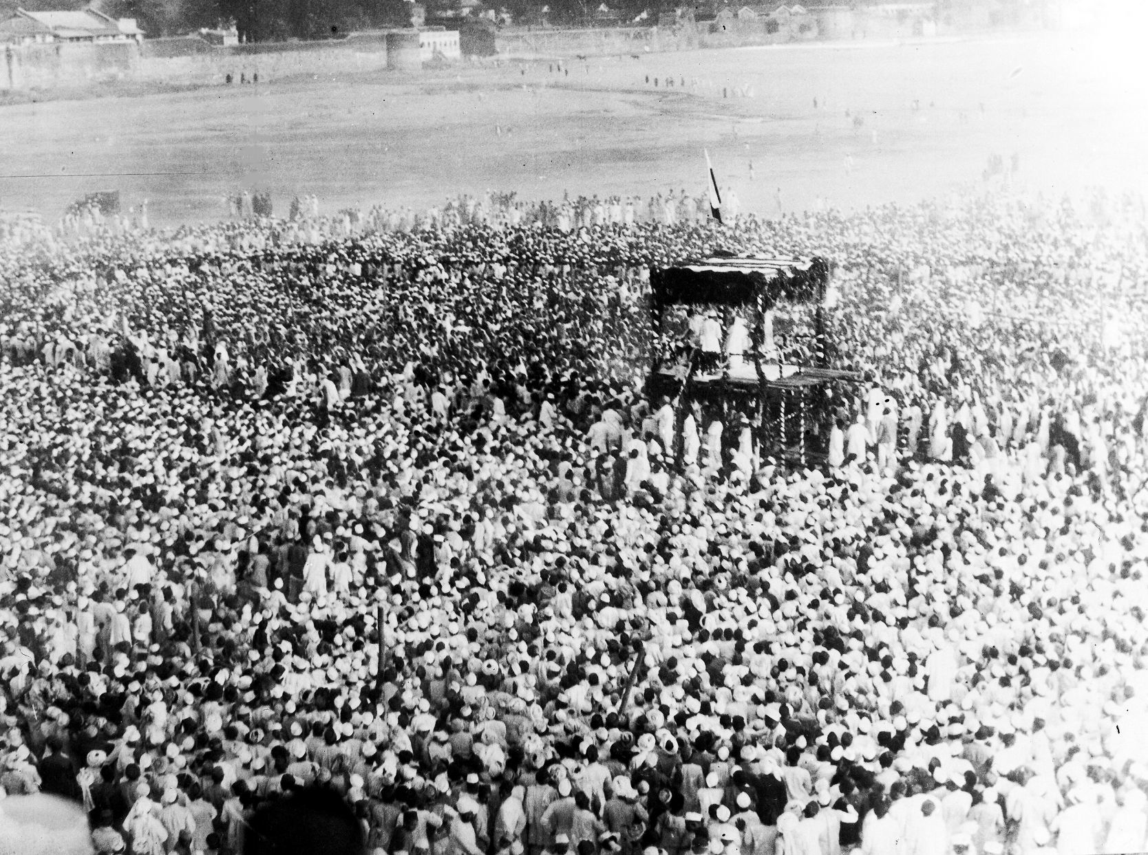 AP I INDIA GANDHI RETURNS TO AHMEBDAD